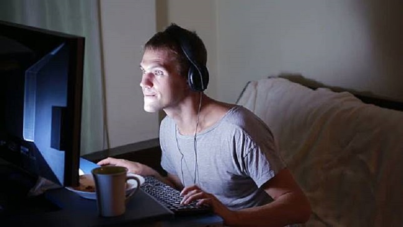 Mengapa Banyak Orang Rela Begadang Demi Bermain Game Online?
